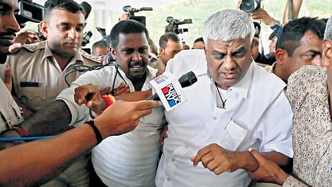 ಎಸ್ಐಟಿ ಅಧಿಕಾರಿಗಳು ಬೆಂಗಳೂರಿನಲ್ಲಿ ಜೆಡಿಎಸ್ ಶಾಸಕ ಎಚ್ಡಿ ರೇವಣ್ಣ ಅವರನ್ನು ವೈದ್ಯಕೀಯ ತಪಾಸಣೆಗಾಗಿ ಬೌರಿಂಗ್ ಆಸ್ಪತ್ರೆಗೆ ಕರೆದೊಯ್ದರು