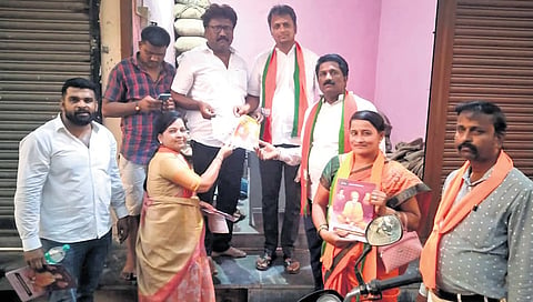 ಫೋಟೋ ಹಂಚುತ್ತಿರುವ ಬಿಜೆಪಿ ಅಭ್ಯರ್ಥಿ ಬೆಂಬಲಿಗರು