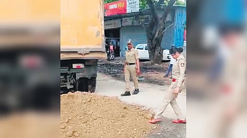 ಹಾಳಾದ ರಸ್ತೆಯ ದುರಸ್ತಿ ಕಾರ್ಯವನ್ನು ಪರಿಶೀಲಿಸುತ್ತಿರುವ ಪಿಎಸ್ ಐ ವರ್ಷಾ ಬಿ ವಿ