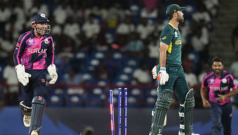 ಆಸ್ಟ್ರೇಲಿಯಾ ಮತ್ತು ಸ್ಕಾಟ್ಲೆಂಡ್ ನಡುವಿನ T20 ವಿಶ್ವಕಪ್ ಕ್ರಿಕೆಟ್ ಪಂದ್ಯದ ಸಂದರ್ಭದಲ್ಲಿ ಆಸ್ಟ್ರೇಲಿಯಾದ ಗ್ಲೆನ್ ಮ್ಯಾಕ್ಸ್ವೆಲ್ ವಿಕೆಟ್ ಕಿತ್ತ ನಂತರ ಸ್ಕಾಟ್ಲೆಂಡ್ನ ಮ್ಯಾಥ್ಯೂ ಕ್ರಾಸ್ (ಎಡ) ಸಂಭ್ರಮಿಸಿದರು.
