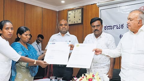 ಕರ್ತವ್ಯದ ವೇಳೆ ರಸ್ತೆ ಅಪಘಾತದಲ್ಲಿ ಮೃತಪಟ್ಟ ಕೆಎಸ್ಆರ್ಟಿಸಿ ನೌಕರನ ಕುಟುಂಬಕ್ಕೆ ಸಾರಿಗೆ ಸಚಿವ ರಾಮಲಿಂಗಾರೆಡ್ಡಿ ಬುಧವಾರ ಪರಿಹಾರ ವಿತರಿಸಿದರು.