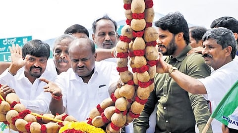 ಹೆಚ್ ಡಿ ಕುಮಾರಸ್ವಾಮಿಗೆ ತುಮಕೂರಿನಲ್ಲಿ ಜೆಡಿಎಸ್ ಕಾರ್ಯಕರ್ತರಿಂದ ಸನ್ಮಾನ