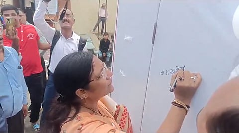 Video: 'ಬೇಟಿ ಬಚಾವೋ, ಬೇಟಿ ಪಢಾವೋ' ಘೋಷಣೆ ತಪ್ಪಾಗಿ ಬರೆದ ಕೇಂದ್ರ ಸಚಿವೆ Savitri Thakur: ಕಾಂಗ್ರೆಸ್ ಟೀಕೆ