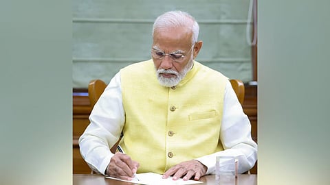 ಕಡತಕ್ಕೆ ಪ್ರಧಾನಿ ಮೋದಿ ಸಹಿ