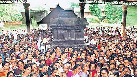 ಕೇರಳದ ಬಹುತೇಕ ದೇವಾಲಯಗಳಲ್ಲಿ ‘ಶತ್ರು ಸಂಹಾರ’ ಪೂಜೆಯನ್ನು ನಡೆಸಲಾಗುತ್ತಿದ್ದು, ಯಾವುದೇ ಜೀವಿಯ ಬಲಿದಾನವಿಲ್ಲದ ಸರಳ ಪೂಜೆಯಾಗಿರುತ್ತದೆ.