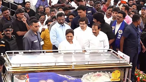 ಬಹುಜನ ಸಮಾಜ ಪಕ್ಷ (ಬಿಎಸ್ಪಿ) ಮುಖ್ಯಸ್ಥೆ ಮಾಯಾವತಿ ಅವರು ಆರು ಸದಸ್ಯರ ಗ್ಯಾಂಗ್ನಿಂದ ಹತ್ಯೆಗೀಡಾದ ಪಕ್ಷದ ನಾಯಕ ಕೆ. ಆರ್ಮ್ಸ್ಟ್ರಾಂಗ್ ಅವರ ಪಾರ್ಥಿವ ಶರೀರಕ್ಕೆ ಚೆನ್ನೈನಲ್ಲಿ ಅಂತಿಮ ನಮನ ಸಲ್ಲಿಸಿದರು.