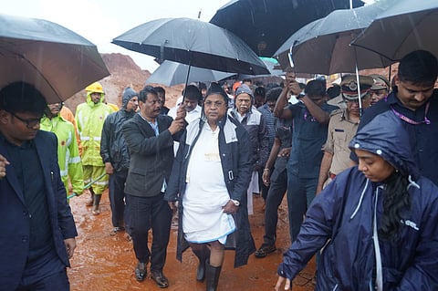 ಉತ್ತರ ಕನ್ನಡ ಜಿಲ್ಲೆಯ ಶಿರೂರಿಗೆ ಭೇಟಿ ನೀಡಿ ಗುಡ್ಡ ಕುಸಿತಗೊಂಡ ಸ್ಥಳದಲ್ಲಿ ಮಳೆಯ ನಡುವೆ ಸಿಎಂ ಸಿದ್ದರಾಮಯ್ಯ ಪರಿಶೀಲನೆ