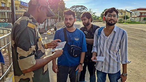 ಶನಿವಾರ ಅಗರ್ತಲಾ ಇಂಟಿಗ್ರೇಟೆಡ್ ಚೆಕ್ಪೋಸ್ಟ್ನಲ್ಲಿ ದೇಶಾದ್ಯಂತ ಪ್ರತಿಭಟನೆಯ ನಡುವೆ ಭಾರತೀಯ ವಿದ್ಯಾರ್ಥಿಗಳು ವಲಸೆ ಕ್ಲಿಯರೆನ್ಸ್ ನಂತರ ಬಾಂಗ್ಲಾದೇಶದಿಂದ ಮರಳಿದರು.