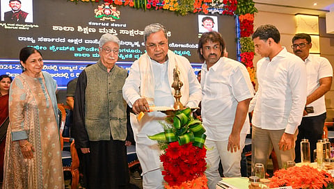 ಮುಖ್ಯಮಂತ್ರಿ ಸಿದ್ದರಾಮಯ್ಯನವರು ಅಜೀಂ ಪ್ರೇಮ್ಜಿ ಫೌಂಡೇಷನ್ ಸಹಭಾಗಿತ್ವದಲ್ಲಿ ಪ್ರೌಢಶಾಲಾ ಮಕ್ಕಳಿಗೆ ವಾರದಲ್ಲಿ 6 ದಿನ ಪೂರಕ ಪೌಷ್ಠಿಕ ಆಹಾರ ನೀಡುವ ಕಾರ್ಯಕ್ರಮ ಉದ್ಘಾಟಿಸಿದರು.
