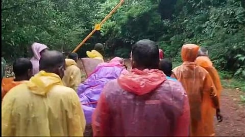 ಅಮಗಾಂವ ಅರಣ್ಯ ಪ್ರದೇಶದಲ್ಲಿ ತೀವ್ರ ಅಸ್ವಸ್ಥ ಮಹಿಳೆಯನ್ನು ಗ್ರಾಮಸ್ಥರು ಕಟ್ಟಿಗೆಯಲ್ಲಿ ತಯಾರಿಸಿದ ಸ್ಟ್ರೆಚರ್ನಲ್ಲಿ ಸಾಗಿಸುತ್ತಿರುವ ದೃಶ್ಯ