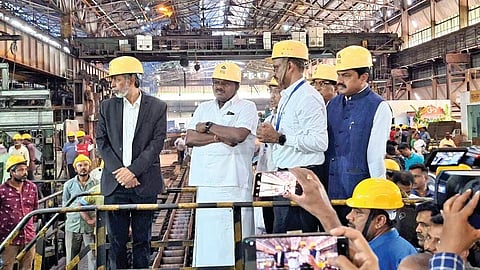 ಕೇಂದ್ರ ಸಚಿವ ಎಚ್ಡಿ ಕುಮಾರಸ್ವಾಮಿ ಅವರು ಭಾನುವಾರ ಭದ್ರಾವತಿಯಲ್ಲಿರುವ ವಿಐಎಸ್ಎಲ್ ಘಟಕಕ್ಕೆ ಭೇಟಿ ನೀಡಿದರು.