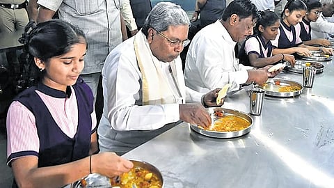 ಮುಖ್ಯಮಂತ್ರಿ ಸಿದ್ದರಾಮಯ್ಯ ಮತ್ತು ಸಚಿವ ಎಚ್ಸಿ ಮಹದೇವಪ್ಪ ಶುಕ್ರವಾರ ಬೆಂಗಳೂರಿನ ವಸತಿ ಶಾಲೆಯ ವಿದ್ಯಾರ್ಥಿಗಳೊಂದಿಗೆ ಊಟ ಮಾಡಿದರು.