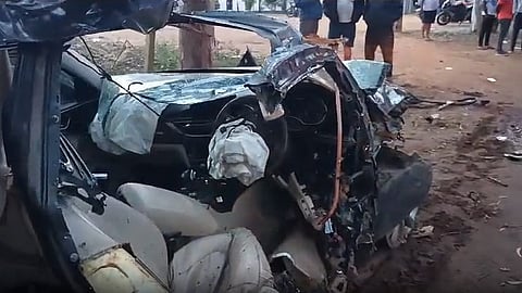 ಸಂಪೂರ್ಣ ನಜ್ಜುಗುಜ್ಜಾದ ಆಡಿ ಕಾರು