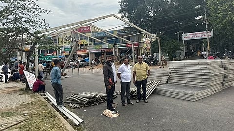 ಕಾರ್ಯಕ್ರಮಕ್ಕೆ ಸಿದ್ಧತೆ ನಡೆಸುತ್ತಿರುವುದು
