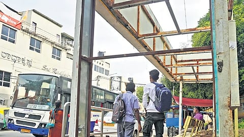 ಆರ್ಟಿ ನಗರದ ಸಿಐಎಲ್ ರಸ್ತೆಯಲ್ಲಿರುವ ಶ್ರೀ ರಾಧಾಕೃಷ್ಣ ಥಿಯೇಟರ್ ಎದುರು ಇರುವ ಬಸ್ ನಿಲ್ದಾಣ.
