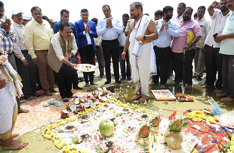 ಜಯನಗರ ಜಿಲ್ಲಾ ಉಸ್ತುವಾರಿ ಸಚಿವ ಜಮೀರ್ ಅಹ್ಮದ್ ಪೂಜೆ ನೆರವೇರಿಸಿದರು