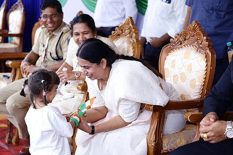 ಉಡುಪಿಯ ಅಜ್ಜರಕಾಡಿನಲ್ಲಿರುವ ಮಹಾತ್ಮ ಗಾಂಧಿ ಜಿಲ್ಲಾ ಕ್ರೀಡಾಂಗಣದಲ್ಲಿ ನಡೆದ 78ನೇ ಸ್ವಾತಂತ್ರ್ಯ ದಿನಾಚರಣೆಯ ಸಮಾರಂಭದ ವೇಳೆ ಸಚಿವೆ ಲಕ್ಷ್ಮಿ ಹೆಬ್ಬಾಳ್ಕರ್