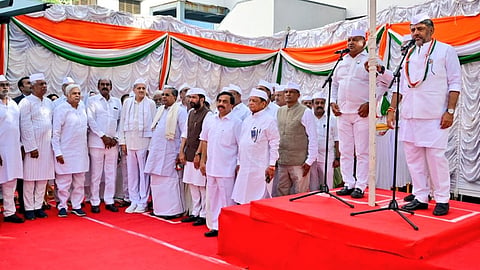 ಕೆಪಿಸಿಸಿ ಕಚೇರಿಯಲ್ಲಿ ಧ್ವಜಾರೋಹಣ ನೆರವೇರಿಸಿದ ಡಿಕೆ.ಶಿವಕುಮಾರ್.
