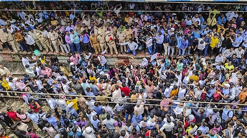 ಥಾಣೆ ಜಿಲ್ಲೆಯ ಬದ್ಲಾಪುರ್ ರೈಲ್ವೇ ನಿಲ್ದಾಣದಲ್ಲಿ ಕೋಲ್ಕತ್ತಾದಲ್ಲಿ ಸ್ನಾತಕೋತ್ತರ ತರಬೇತಿ ವೈದ್ಯೆಯ ಲೈಂಗಿಕ ದೌರ್ಜನ್ಯ ಮತ್ತು ಹತ್ಯೆಯ ವಿರುದ್ಧ ಪ್ರತಿಭಟನೆಯಲ್ಲಿ ರೈಲ್ವೆ ಹಳಿಗಳನ್ನು ತಡೆದ ಜನರೊಂದಿಗೆ ಪೊಲೀಸರ ಮಾತುಕತೆ