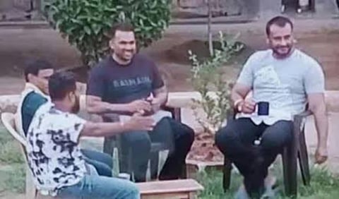 ಪರಪ್ಪನ ಅಗ್ರಹಾರ ಜೈಲಿನ ಆವರಣದಲ್ಲಿ ನಟ ದರ್ಶನ್ ಕುಳಿತಿರುವ ಫೋಟೋ