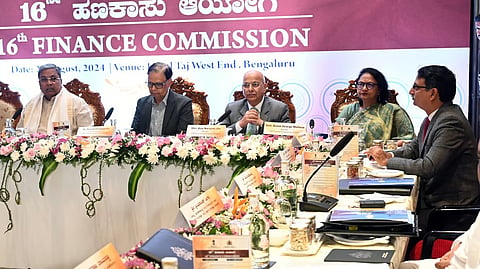 ಬೆಂಗಳೂರಿನಲ್ಲಿ ನಡೆದ 16ನೇ ಹಣಕಾಸು ಆಯೋಗದ ಸಭೆಯಲ್ಲಿ ಮುಖ್ಯಮಂತ್ರಿ ಸಿದ್ದರಾಮಯ್ಯ ಪಾಲ್ಗೊಂಡಿರುವುದು.