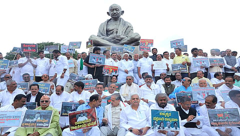 ಸಿಎಂ ವಿರುದ್ಧ ಪ್ರಾಸಿಕ್ಯೂಷನ್ ಗೆ ಅನುಮತಿ: ರಾಜ್ಯಪಾಲರ ನಡೆಗೆ ಕಾಂಗ್ರೆಸ್ ನಾಯಕರ ಆಕ್ರೋಶ, ರಾಜಭವನ ಚಲೋ