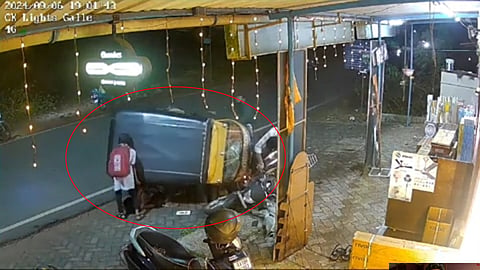 Auto fell on mother, girl lifted vehicle