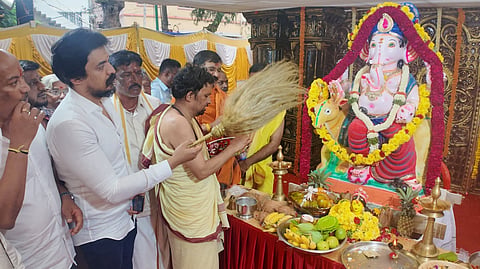 Ganesh idol with gold chain