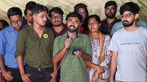 ಆಸ್ಪತ್ರೆಯ ಕಿರಿಯ ವೈದ್ಯರು ಮಾಧ್ಯಮಗಳ ಮುಂದೆ ಮಾತನಾಡುತ್ತಿರುವುದು