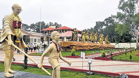 ದಂಡಿ ಸತ್ಯಾಗ್ರಹ ಸೂಚಕದ ಮೂರ್ತಿ