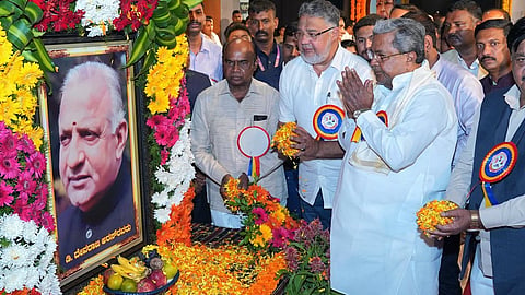 ಮುಖ್ಯಮಂತ್ರಿ ಸಿದ್ದರಾಮಯ್ಯ ಅವರು ಮೈಸೂರು ಹಿಂದುಳಿದ ವರ್ಗಗಳ ವಿದ್ಯಾರ್ಥಿನಿಲಯಗಳ ಹಿರಿಯ ವಿದ್ಯಾರ್ಥಿಗಳ ಸಂಘವನ್ನು ಉದ್ಘಾಟಿಸಿ ದೇವರಾಜ್ ಅರಸ್ ಭಾವಚಿತ್ರಕ್ಕೆ ನಮನ ಸಲ್ಲಿಸಿದರು.