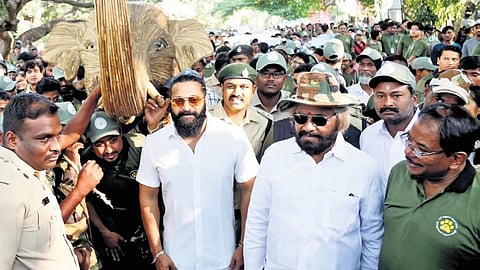 ಅರಣ್ಯ ಸಚಿವ ಈಶ್ವರ್ ಬಿ ಖಂಡ್ರೆ ಬೆಂಗಳೂರಿನಲ್ಲಿ ವನ್ಯಜೀವಿ ಸಪ್ತಾಹವನ್ನು ಉದ್ಘಾಟಿಸಿದರು. ನಟ ರಿಷಬ್ ಶೆಟ್ಟಿ ಇದ್ದಾರೆ.