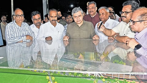 ರೈಲ್ವೆ ಸಚಿವ ಅಶ್ವಿನಿ ವೈಷ್ಣವ್ ಅವರು ಶನಿವಾರ ಕಂಟೋನ್ಮೆಂಟ್ ರೈಲು ನಿಲ್ದಾಣದ ಪ್ರಸ್ತಾವಿತ ಪುನರಾಭಿವೃದ್ಧಿ ಕಾಮಗಾರಿ ಕಾರ್ಯವನ್ನು ಪರಿಶೀಲನೆ ನಡೆಸಿದರು.