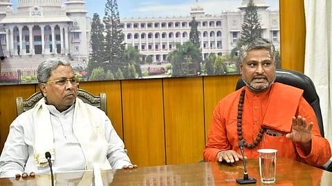 ಎಸ್ಟಿ ಸಮುದಾಯದ ಮುಖಂಡರೊಂದಿಗೆ ಮಾತುಕತೆ ನಡೆಸುತ್ತಿರುವ ಸಿಎಂ.