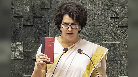 ಸಂವಿಧಾನದ ಪುಸ್ತಕ ಹಿಡಿದು ಪ್ರಮಾಣವಚನ ಸ್ವೀಕರಿಸಿದ ಪ್ರಿಯಾಂಕಾ ಗಾಂಧಿ.