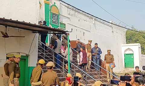 ಮೂವರು ಸದಸ್ಯರ ನ್ಯಾಯಾಂಗ ಆಯೋಗವು ಉತ್ತರ ಪ್ರದೇಶದ ಸಂಭಾಲ್ನಲ್ಲಿರುವ ಶಾಹಿ ಜಾಮಾ ಮಸೀದಿಗೆ ಭಾನುವಾರ ಭೇಟಿ ನೀಡಿತು.