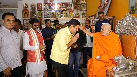 ಚಂದ್ರಶೇಖರನಾಥ ಸ್ವಾಮೀಜಿಗಳ ಭೇಟಿಯಾದ ಬಿಜೆಪಿ ನಾಯಕರು.