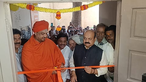 ಹಾವೇರಿ ಗದಗ ಲೋಕಸಭಾ ಕ್ಷೇತ್ರದ “ಜನ ಸಂಪರ್ಕ” ಕಾರ್ಯಾಲಯವನ್ನು ಹಾವೇರಿಯ ಹುಕ್ಕೇರಿ ಮಠದ ಶ್ರೀ ಮ.ನಿ.ಪ್ರ. ಸದಾಶಿವ ಮಹಾಸ್ವಾಮಿಗಳು ಉದ್ಘಾಟನೆ ಮಾಡುತ್ತಿರುವುದು.