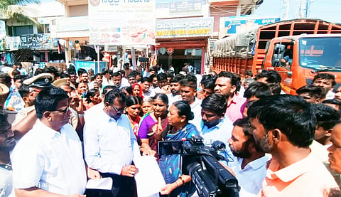 ಬಾಲಕಿ ಮೇಲಿನ ಅತ್ಯಾಚಾರ ಖಂಡಿಸಿ ಪೋಷಕರ ಪ್ರತಿಭಟನೆ