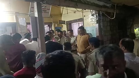 ಪೊಲೀಸ್ ಠಾಣೆ ಮುಂದೆ ತಂದೆ ಶವವಿಟ್ಟು ಇನ್ಸ್ಪೆಕ್ಟರ್ ಪ್ರತಿಭಟನೆ