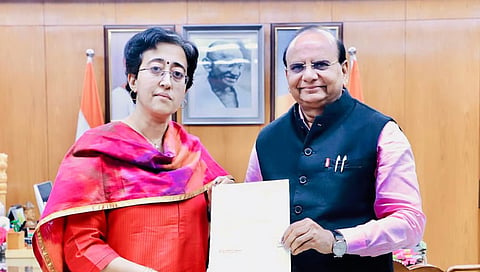 ಎಎಪಿ ನಾಯಕಿ ಅತಿಶಿ ಭಾನುವಾರ ದೆಹಲಿಯ ರಾಜ್ ನಿವಾಸದಲ್ಲಿ ಲೆಫ್ಟಿನೆಂಟ್ ಗವರ್ನರ್ ವಿಕೆ ಸಕ್ಸೇನಾ ಅವರಿಗೆ ರಾಜೀನಾಮೆ ಪತ್ರವನ್ನು ಹಸ್ತಾಂತರಿಸಿದರು.