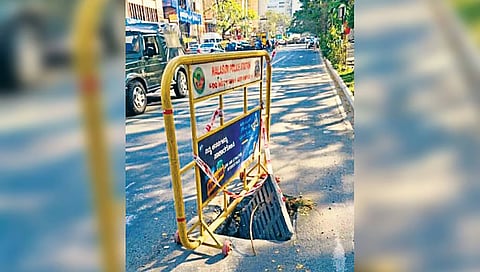 Only one barricade has been placed near a broken cover at the Chinnaswamy Stadium Bus Stop,