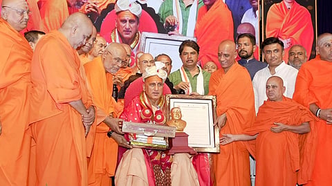 Avadeshanand giri maharaj conferred with Vignatam award by Adichunchana giri matha