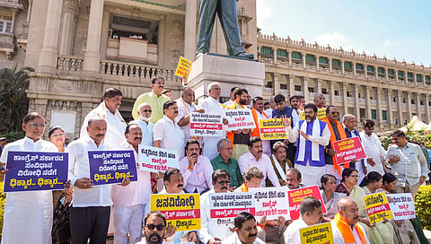 ಬೆಂಗಳೂರಿನ ವಿಧಾನಸೌಧದಲ್ಲಿ ಬಜೆಟ್ ಅಧಿವೇಶನದ ಸಂದರ್ಭದಲ್ಲಿ ವಿಧಾನಸಭೆ ವಿರೋಧ ಪಕ್ಷದ ನಾಯಕ ಆರ್ ಅಶೋಕ್, ಬಿಜೆಪಿ ಮತ್ತು ಜೆಡಿಎಸ್ ಶಾಸಕರು ಮತ್ತು ಎಂಎಲ್ಸಿಗಳು ಪ್ರತಿಭಟನೆ ನಡೆಸಿದರು.