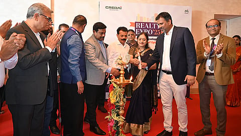 ಕ್ರೆಡೈ ಬೆಂಗಳೂರು ರಿಯಾಲ್ಟಿ ಎಕ್ಸ್ಪೋ 2025 ಅನ್ನು ಬೆಂಗಳೂರು ಸರ್ಕಲ್ ಸ್ಟೇಟ್ ಬ್ಯಾಂಕ್ ಆಫ್ ಇಂಡಿಯಾದ ಮುಖ್ಯ ಜನರಲ್ ಮ್ಯಾನೇಜರ್ ಜೂಹಿ ಸ್ಮಿತಾ ಸಿನ್ಹಾ ಮತ್ತು ಬೆಂಗಳೂರಿನ ಕ್ರೆಡೈ ಅಧ್ಯಕ್ಷ ಅಮರ್ ಮೈಸೂರು ಶುಕ್ರವಾರ ಉದ್ಘಾಟಿಸಿದರು.