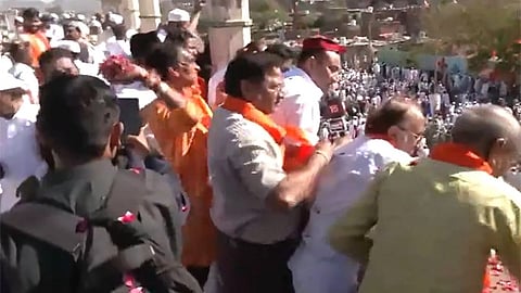 Hindus shower petals on Muslims