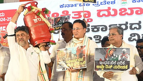ಫ್ರೀಡಂ ಪಾರ್ಕ್ನಲ್ಲಿ ನಡೆದ ಪ್ರತಿಭಟನೆಯಲ್ಲಿ ಡಿಸಿಎಂ ಡಿಕೆ ಶಿವಕುಮಾರ್, ರಣದೀಪ್ ಸಿಂಗ್ ಸುರ್ಜೇವಾಲಾ ಮತ್ತು ಸಿಎಂ ಸಿದ್ದರಾಮಯ್ಯ