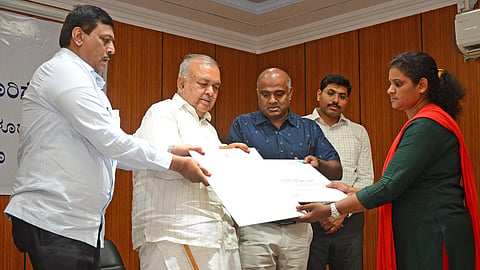 ಪರಿಹಾರ ಚೆಕ್ ವಿತರಿಸುತ್ತಿರುವ ಸಚಿವ ರಾಮಲಿಂಗಾರೆಡ್ಡಿ.