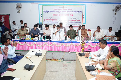 ಚನ್ನಪಟ್ಟಣದ ತಾಲ್ಲೂಕು ಕಚೇರಿಯಲ್ಲಿ ಪ್ರಗತಿ ಪರಿಶೀಲನೆ ಸಭೆ.
