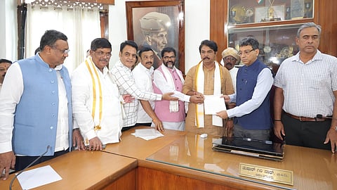 ಬಿಬಿಎಂಪಿ ಆಡಳಿತಾಧಿಕಾರಿ ತುಷಾರ್ಗಿರಿನಾಥ್ ಹಾಗೂ ಮುಖ್ಯ ಆಯುಕ್ತ ಎಂ.ಮಹೇಶ್ವರರಾವ್ ಅವರನ್ನು ಭೇಟಿ ಮಾಡಿದ ಬಿಜೆಪಿ ನಾಯಕರು.